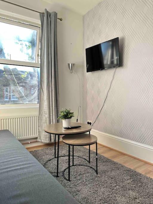 2 Bed Apt Sofa Bed Up To 6 London Eksteriør bilde